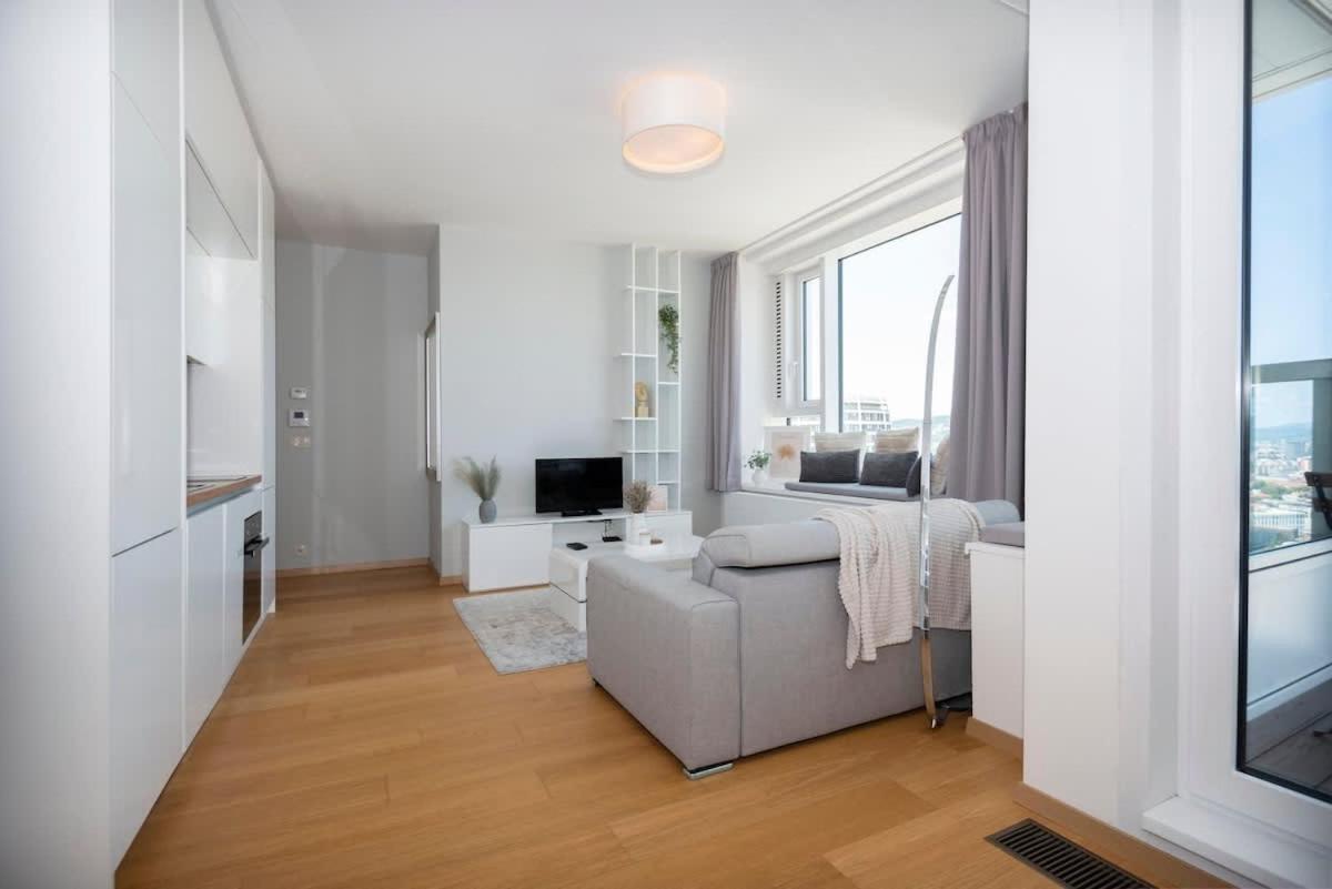 Luxury 1Bdrm On The 28Th Floor Apartment Bratislava Luaran gambar